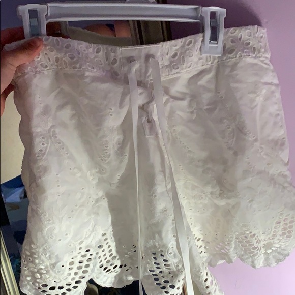 urban outfitters NEVER WORN white shorts - Picture 2 of 2